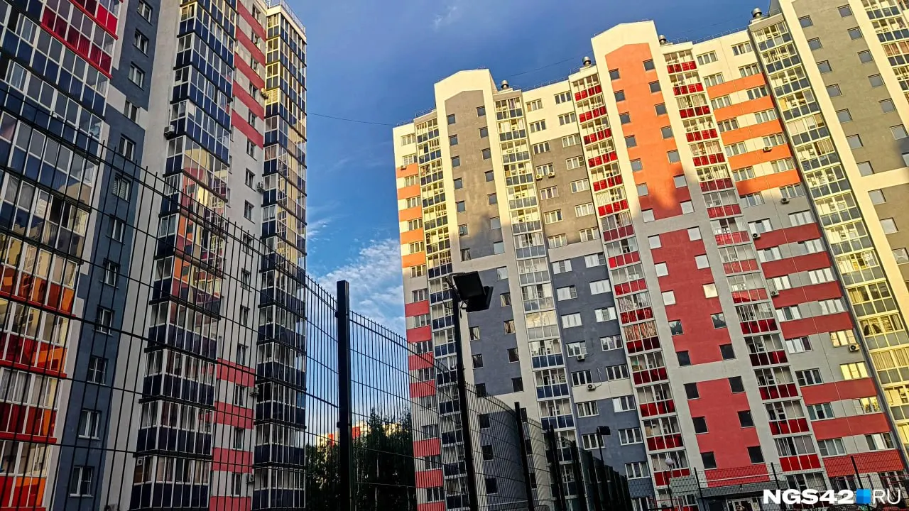 Жители элитного жилого комплекса «Кузнецкий» жалуются на грязь, протечки и шум, подавая жалобы в ГЖИ и участвуя в собраниях жильцов.