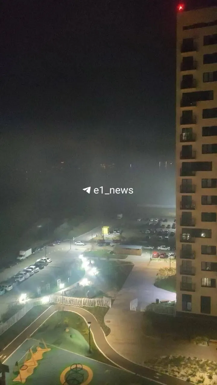 Пожар на свалке за торговым центром продолжает тушиться. Жители жалуются на резкий запах гари и задымленность, тушение идёт сложно.