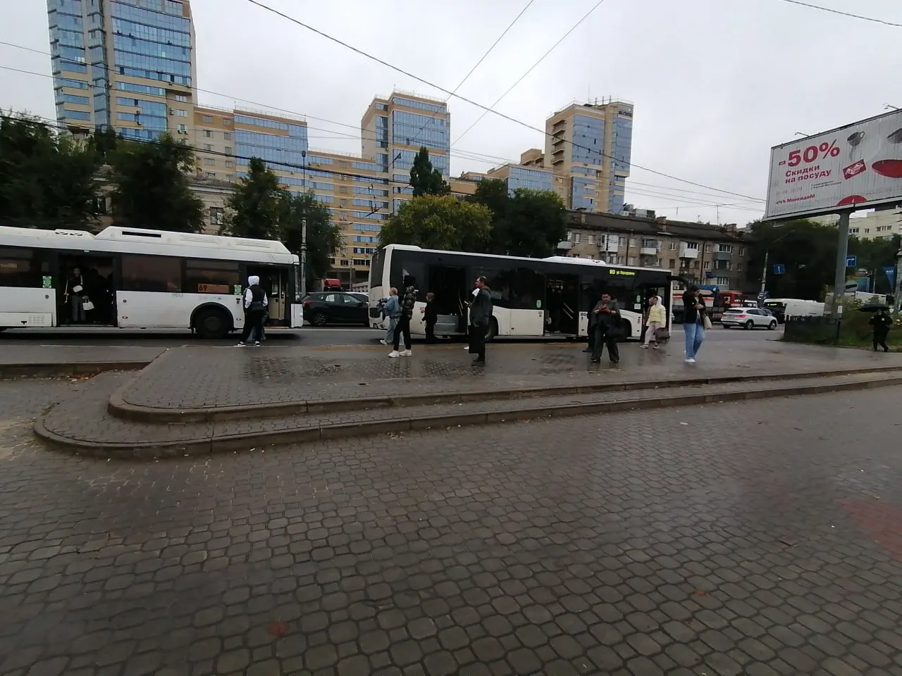 Жители жалуются на голую остановку и отсутствие укрытия от непогоды, что усложняет ожидание транспорта.