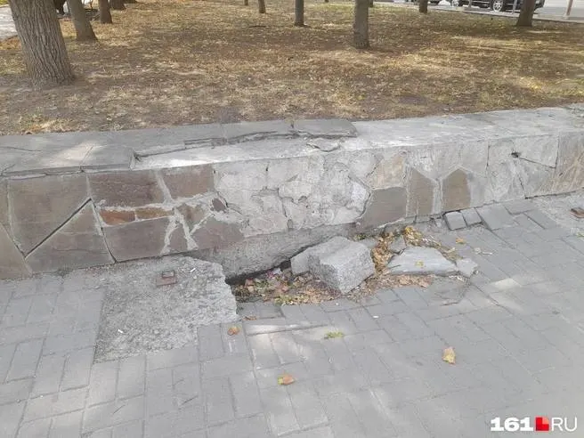 Планируется замена перил и обновление инфраструктуры сквера; в парке выявлены проблемы благоустройства, включая сломанные лавочки, просевшую плитку и зарастающую траву, закрывающую обзор на Дон. Вырубку сухих деревьев планируют до конца года.
