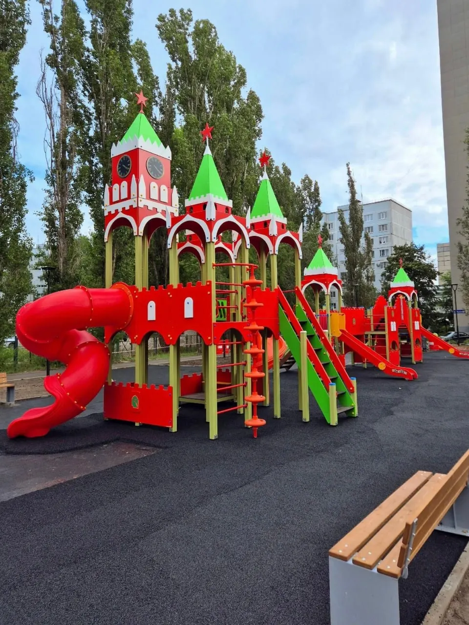 После благоустройства на бульваре Туполева открыт сквер «Кремль» с площадками для спорта и детской зоной.