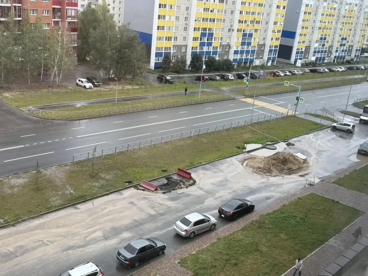 После порыва коммунальных сетей в Заозерном отмечаются провалы на дорогах и перебои с водоснабжением; власти заявляют об оперативном восстановлении.