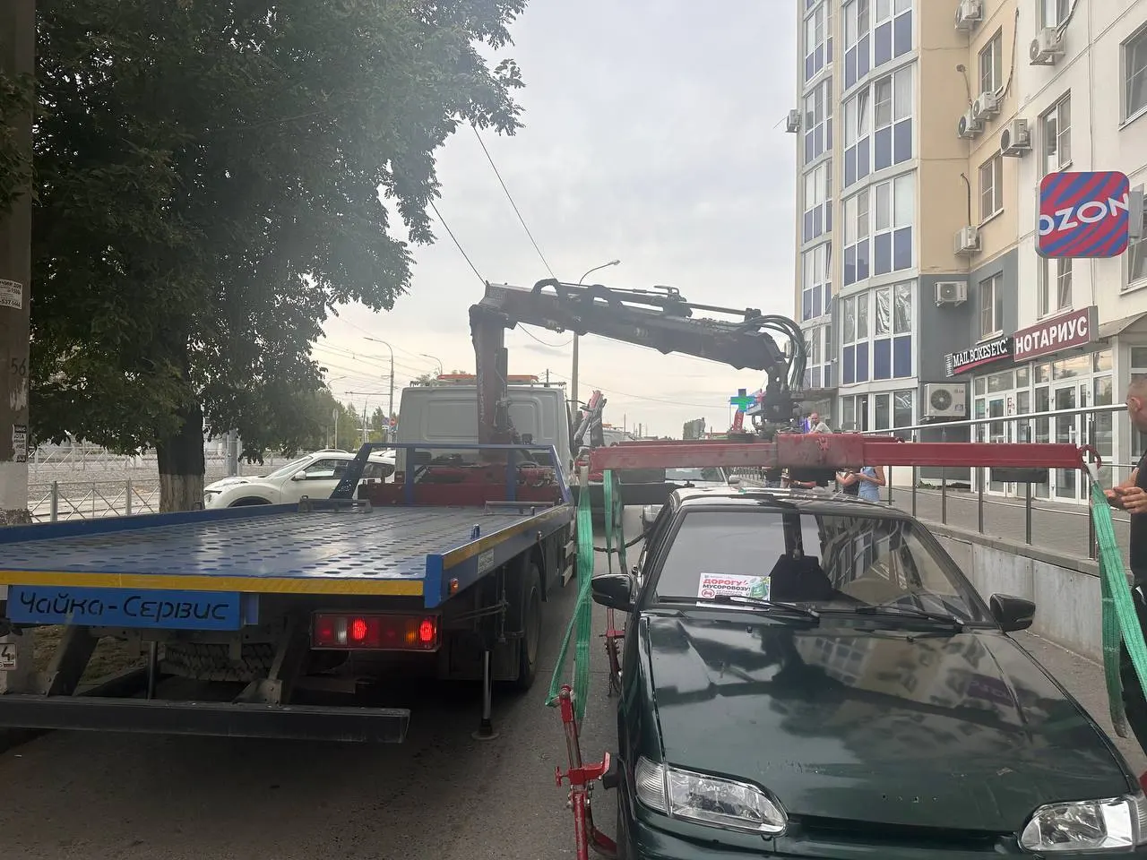 Водители оставляют машины прямо на контейнерных площадках, мешая подъезду мусоровозов и уборке отходов.