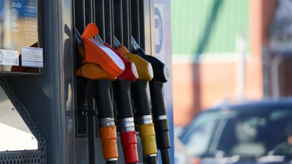 После остановки крупного завода в регионе введён единый лимит на продажу бензина. Власти обещают стабилизацию ситуации, призывают к спокойствию и применяют временные меры.
