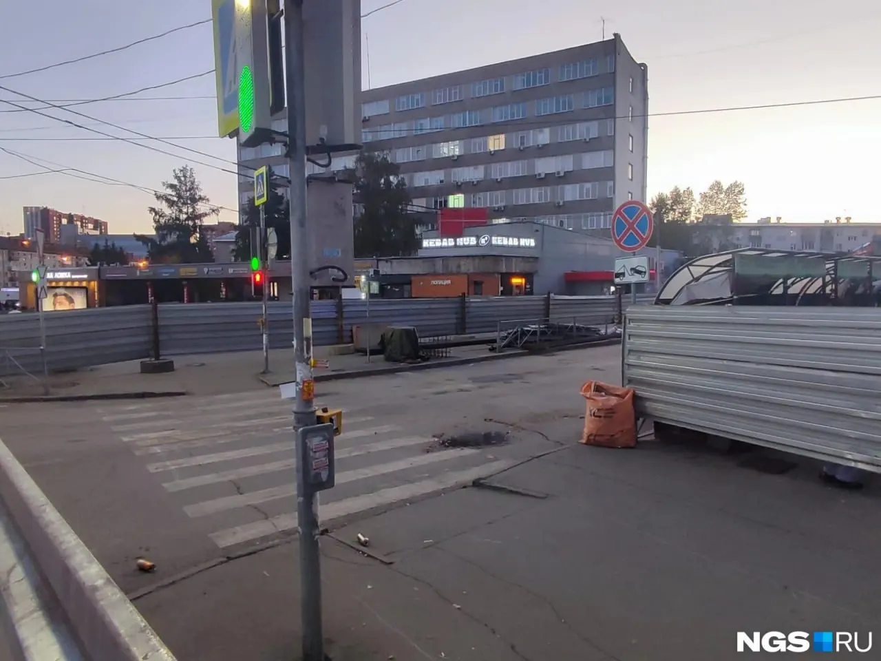 Движение на участке улицы Перевозчикова снова ограничено: сроки реконструкции теплотрассы перенесены на октябрь.