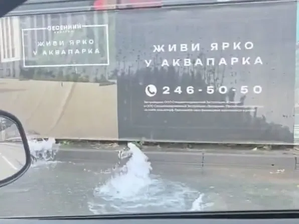 На стройплощадке на Северо-Западе временно спустили воду из-за отсутствия канализации; метод позволял закончить работы раньше.