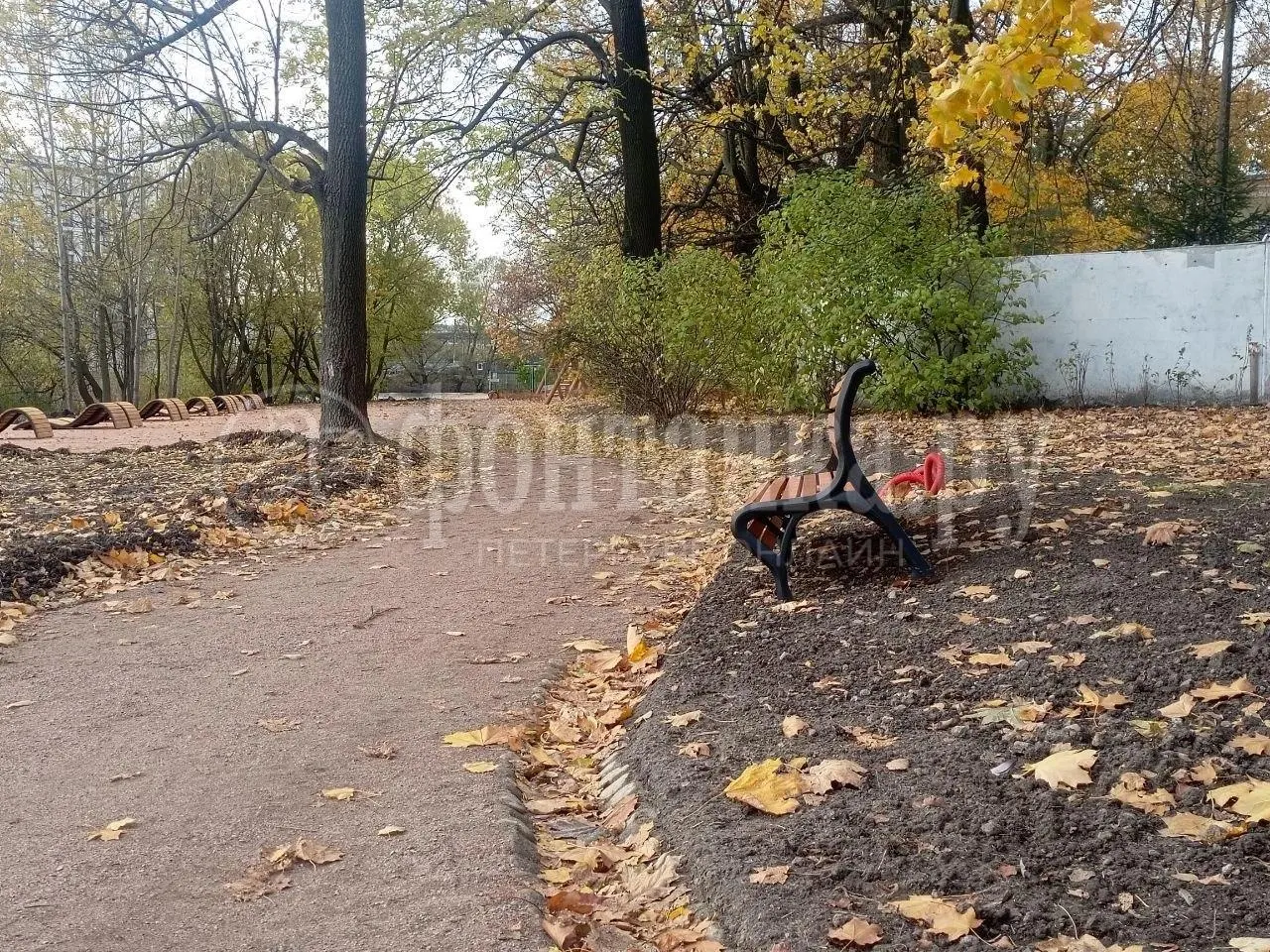 Сроки благоустройства Петровского парка остаются неясны: территория грязная, дорожки не готовы, скамейки расставлены не по всему перimetру. В документации контракта нет сведений об изменении сроков.