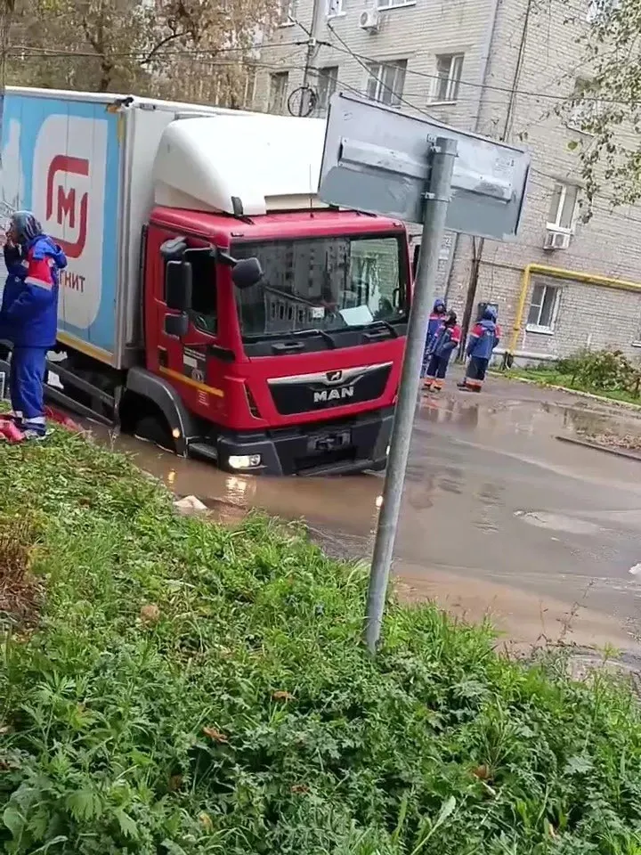 Грузовик застрял в асфальтовом покрытии на перекрёстке в Ленинском районе; на месте ликвидируют утечку воды, привлекаются специалисты и техника.