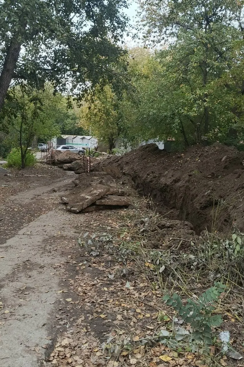 С августа в доме отсутствует горячая вода, а с начала октября — отопление. Жители сообщают о задержках в работах и провокациях сроков запуска тепла.