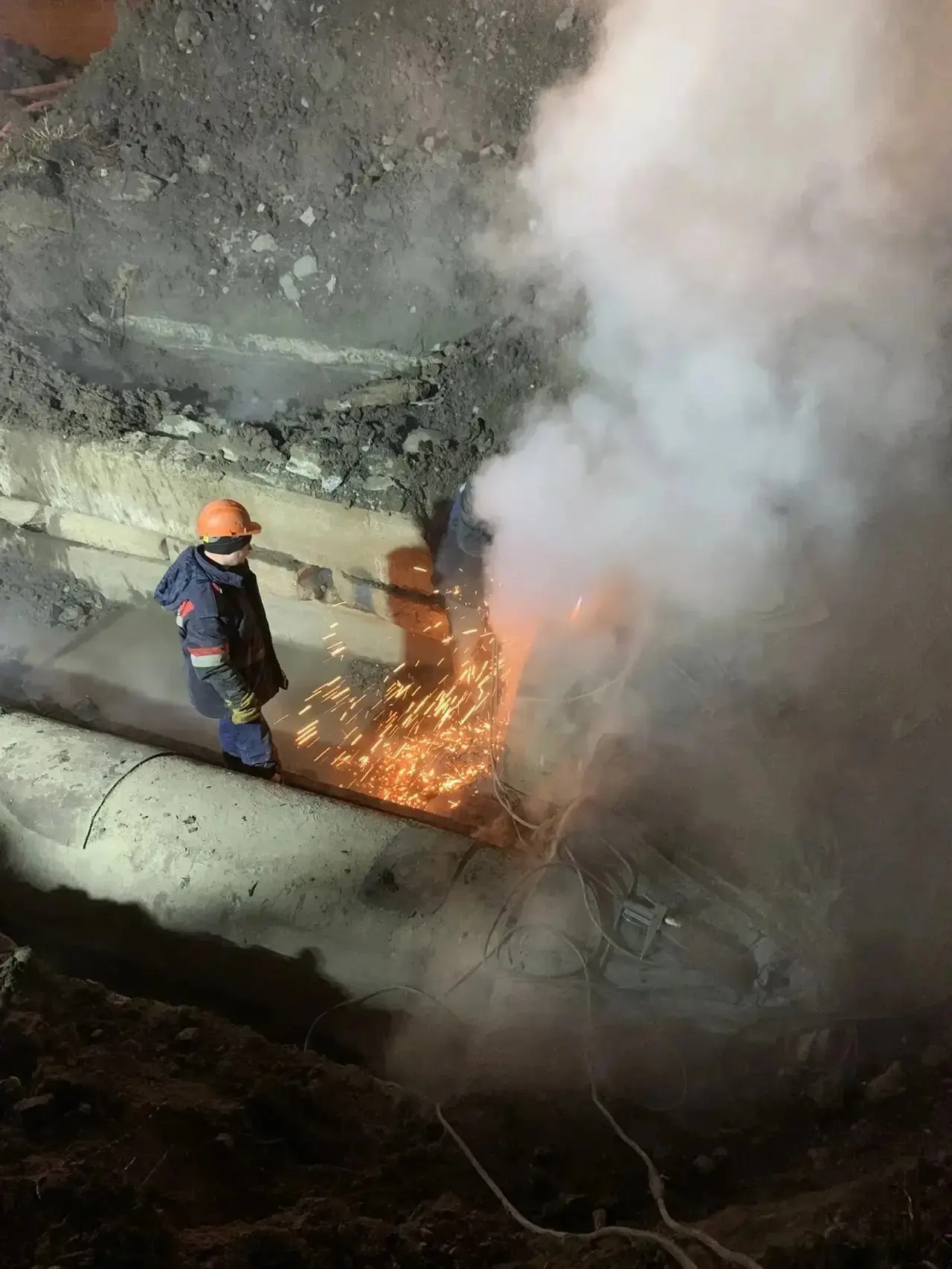 Повреждение устранено, тепловая сеть восстановлена, отопление возвращается в затронутые дома.