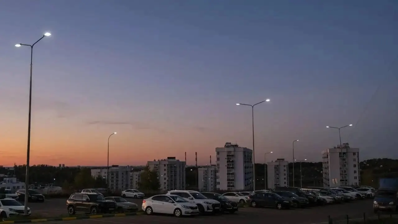 После передачи сетей освещения местным властям фонари зажглись на участках, где сеть готова к эксплуатации; полное завершение работ потребует времени.