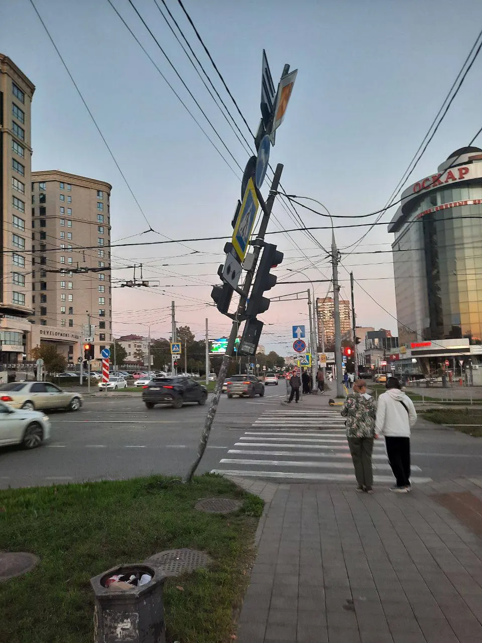 Ночной инцидент повредил светофор на перекрёстке Московской и 40 лет Победы; после выходных оборудование не работает, опора шаткая и может упасть.