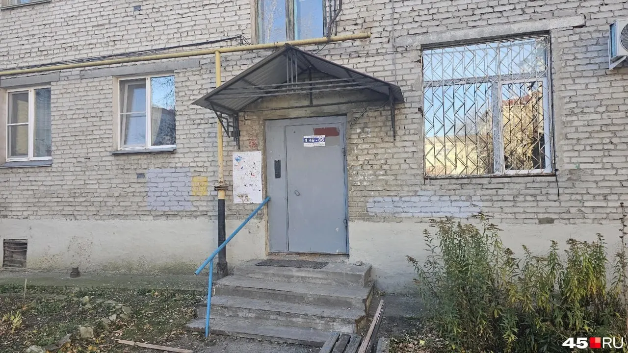 Жильцы продолжают заходить по временным настилам, а сроки восстановления пролета лестницы остаются неизвестны.