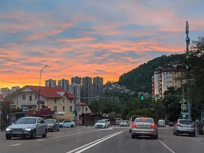 Из-за работ на водоводе водоснабжение в центре города временно остановлено; газоснабжение прервано в отдельных районах.