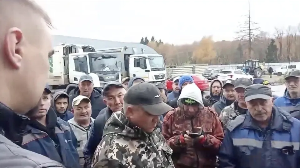 Работники московского оператора вывоза мусора бастуют на базе техники, требуя пересмотреть заработную плату и увеличить окладную часть. Часть сотрудников не вышла на смену, жалуясь на длительные смены и перерасчёты.