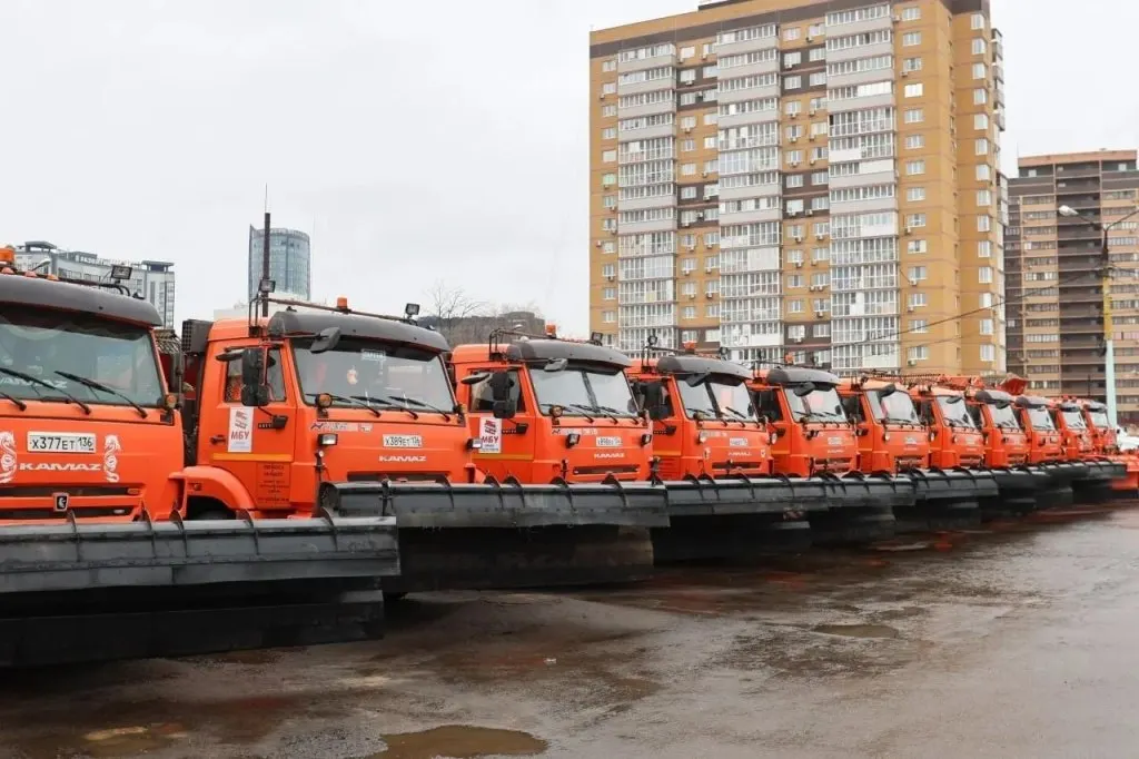 К зиме приведены в готовность свыше 350 машин: уборщики для магистралей, тракторы и техника для тротуаров; запасы песка и реагентов сформированы на 95%; бесцветный реагент применят в центре, остальным — пескосмесь.