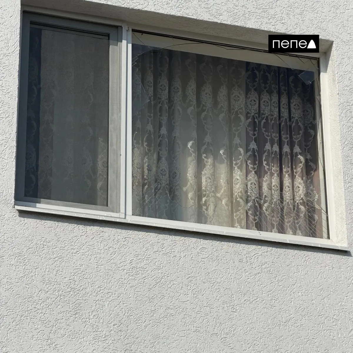 Жители Корочи уже более полугода ждут ремонта окон после падения беспилотника, ситуация вызывает обеспокоенность и требует разъяснений.