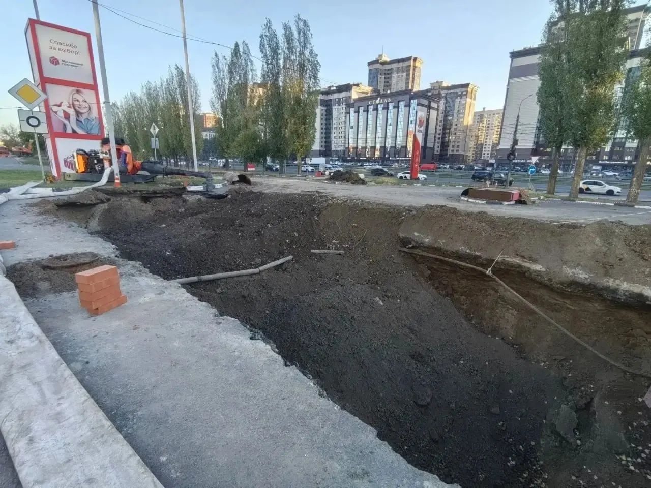 На Московском проспекте создан второй котлован глубиной около 5 метров, удалены отложения и восстановлена пропускная способность участка коллектора; реконструкция всего участка запланирована на следующий год.