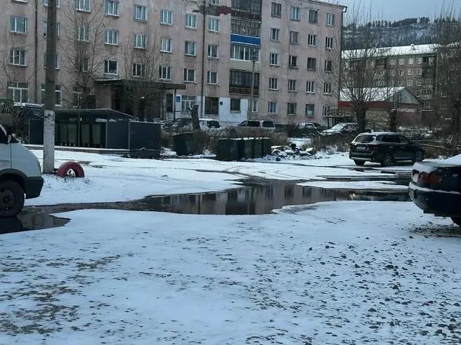 Из-за разрушения коллекторов и засоров канализации в городе введён режим повышенной готовности; власти призывают жителей соблюдать правила и сообщать о проблемах.
