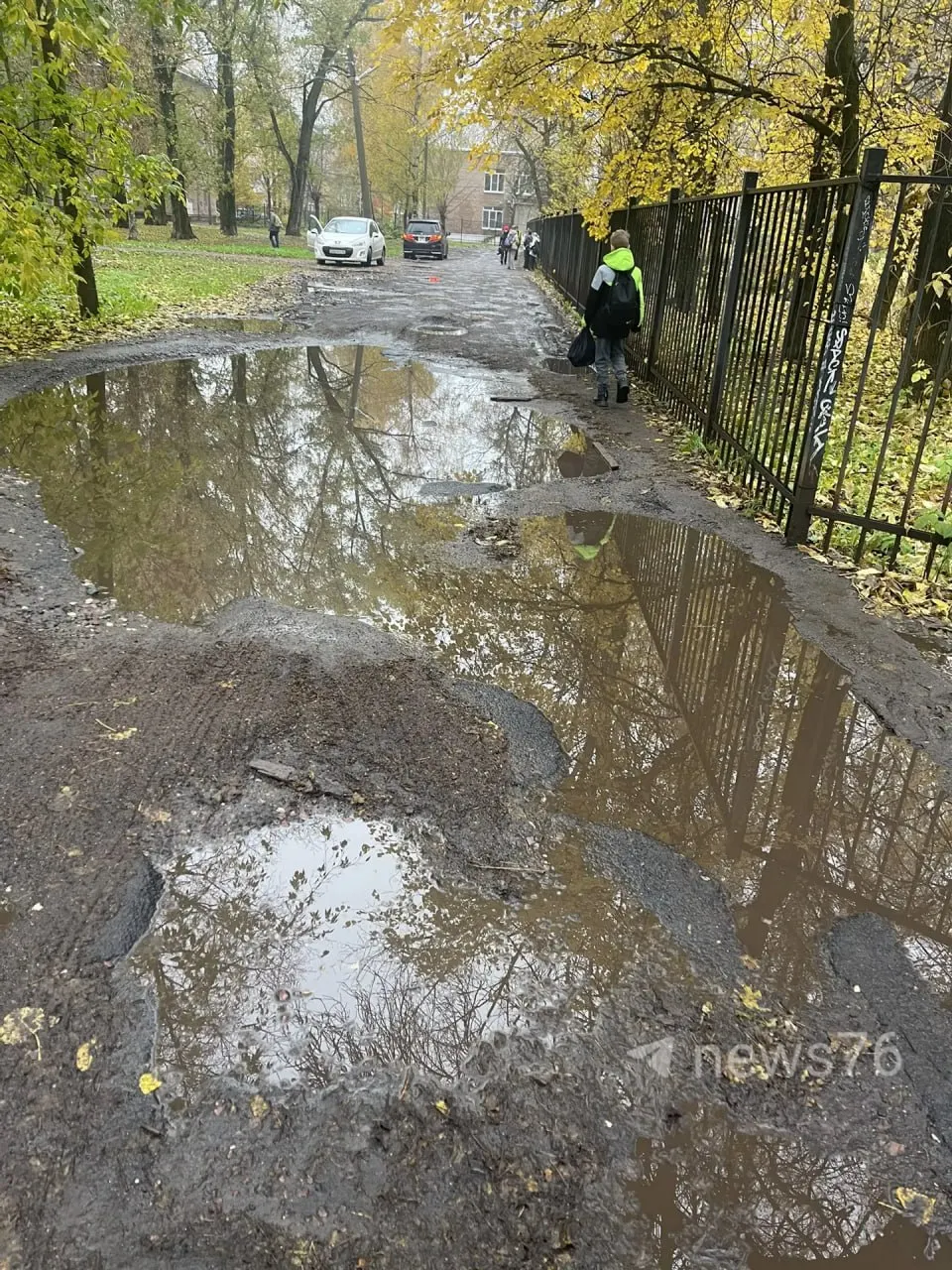Горожане сообщают, что ходьба к школе сопровождается грязью и опасной дорогой, что ставит под угрозу безопасность детей.