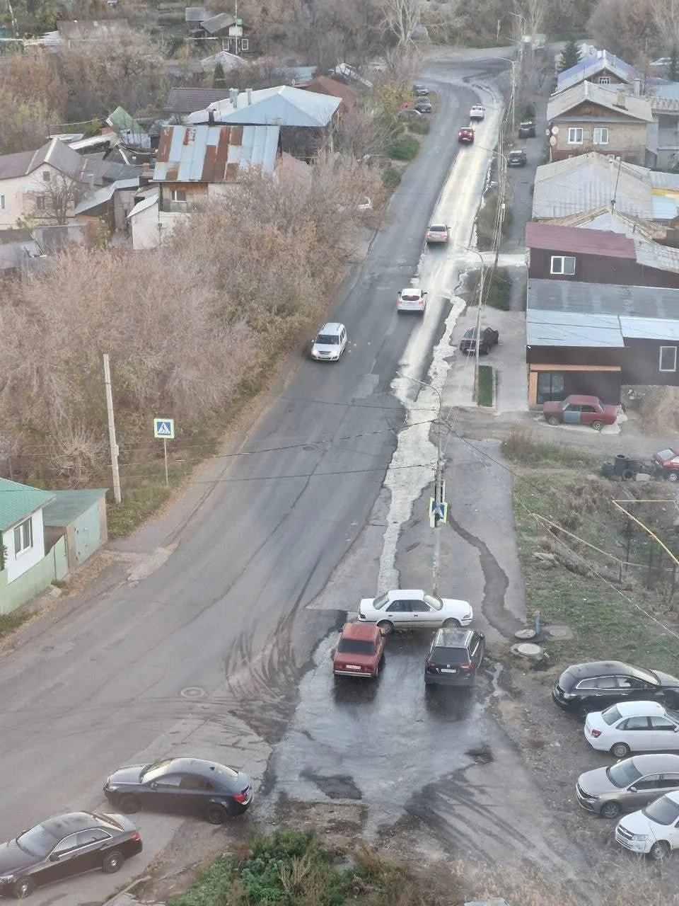 Жители жалуются на затягивающуюся проблему с канализацией и обратились во все инстанции, но ситуация остаётся без изменений.