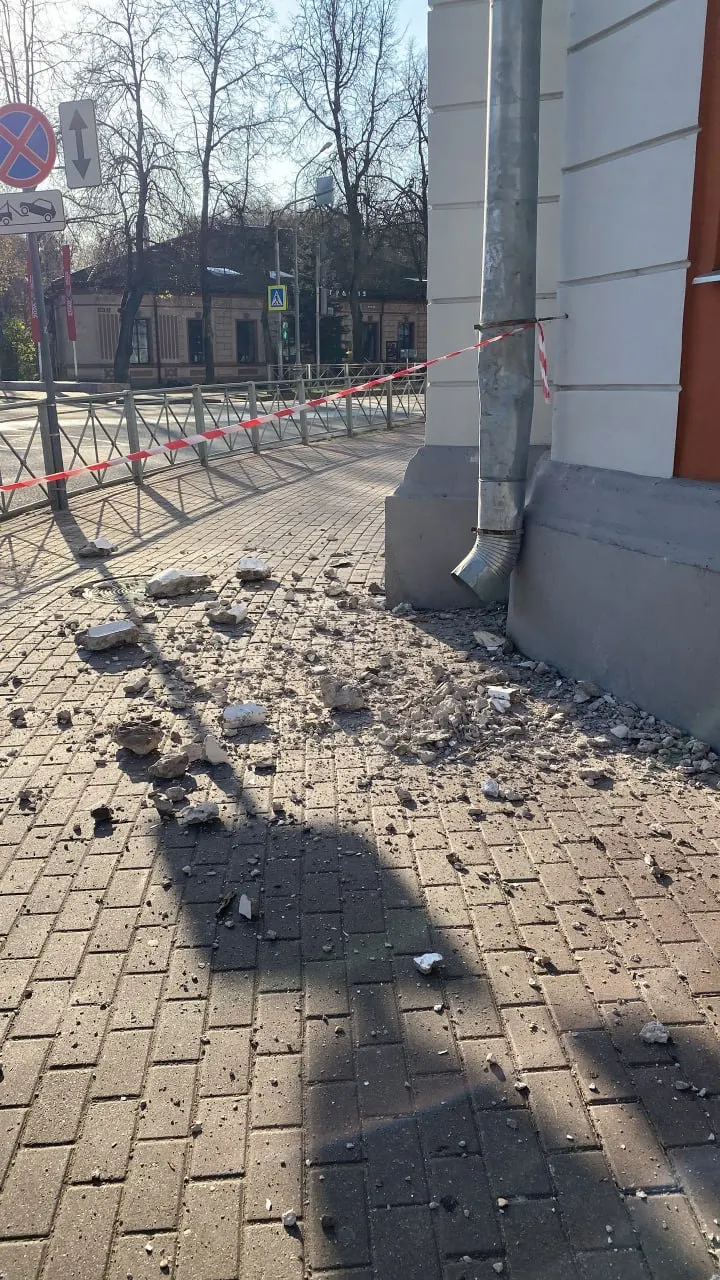 В центре города произошёл обвал части фасада старого здания; пострадавших нет, на месте работают спасатели и оценивают ситуацию.