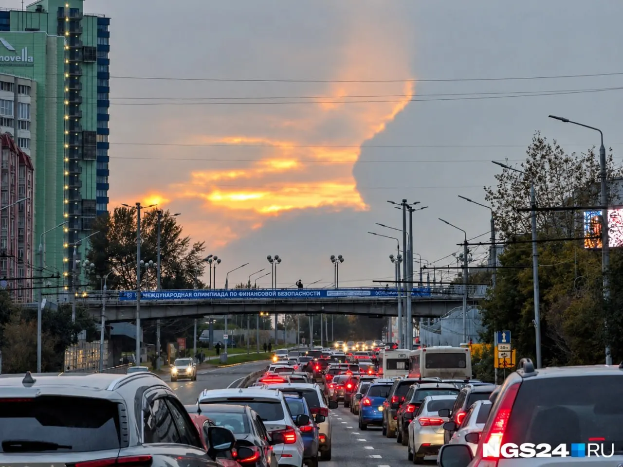 Пешеходный мост через улицу Копылова планируют привести в порядок в 2027 году с бюджетом 56 млн рублей: укрепят подпорную стенку, обновят перила и восстановят бетон на лестницах.