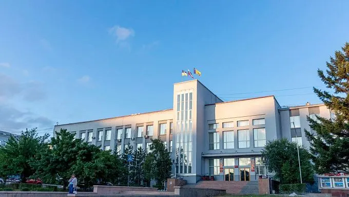 Прокуратура потребовала ликвидацию отходов на площади около 6,1 тыс. кв. м; мэрия спорит по финансированию уборки; Верховный суд Бурятии указал на ответственность местных властей.