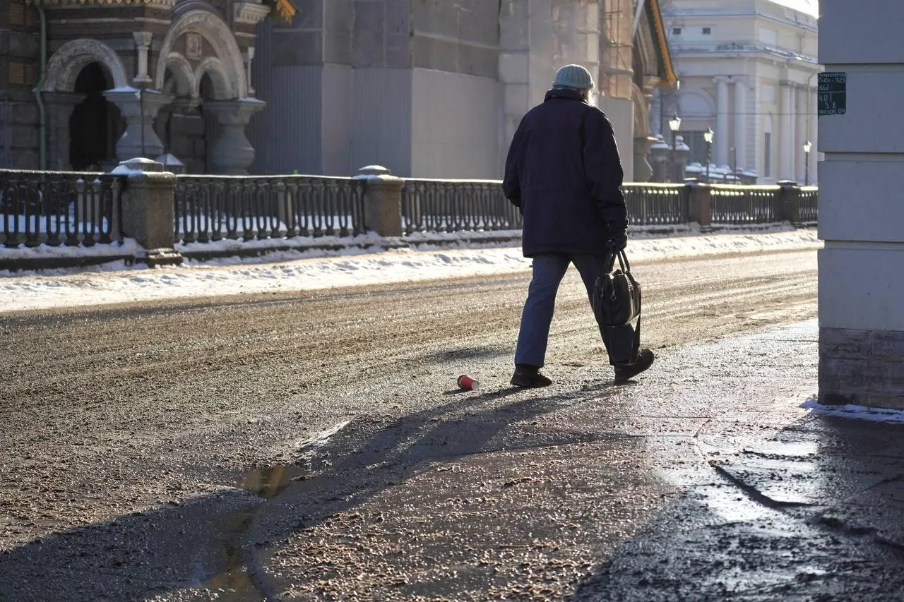 Город снизит закупку соли до 139 тысяч кубометров, чтобы уменьшить перерасход и риски поломок техники на дорогах.