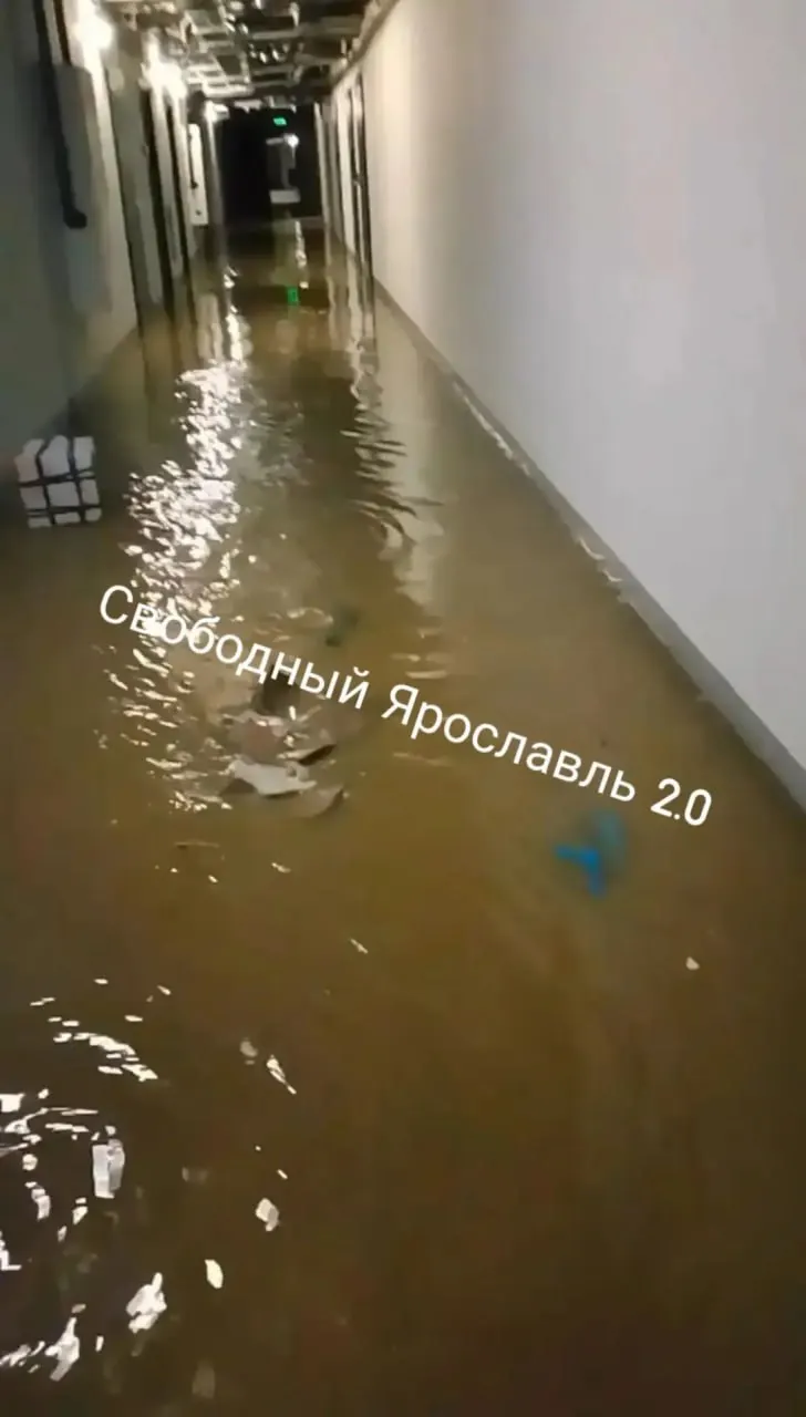 Ночью 10 октября вода прорвала канализационный колодец на улице Колмогорова, 26, корпус 2; жильцы эвакуировались, проводится откачка и уборка последствий.