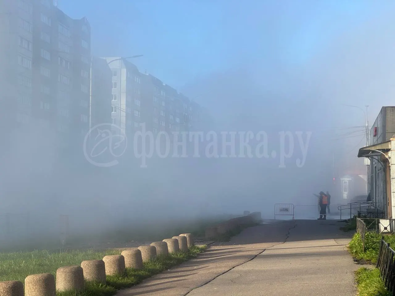 В Колпино произошёл прорыв магистральной трубы с горячей водой на улице Ижорского Батальона. Район окружён ограждениями, территория залита водой; пострадавшие получают необходимую помощь.