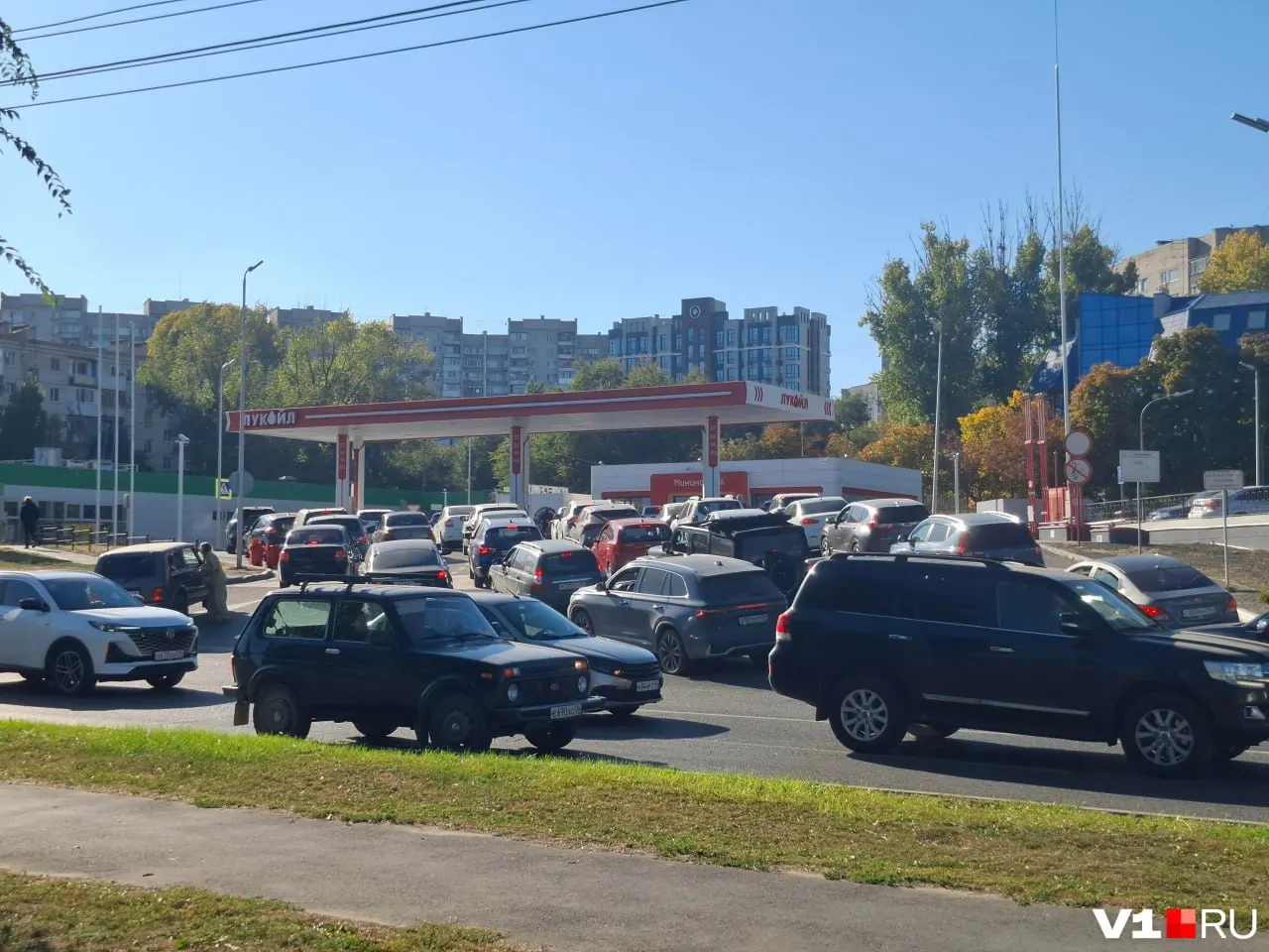 На перекрёстке улиц Пархоменко и Хиросимы устанавливают новые разделительные полосы и бордюры по новому стандарту ради повышения безопасности.