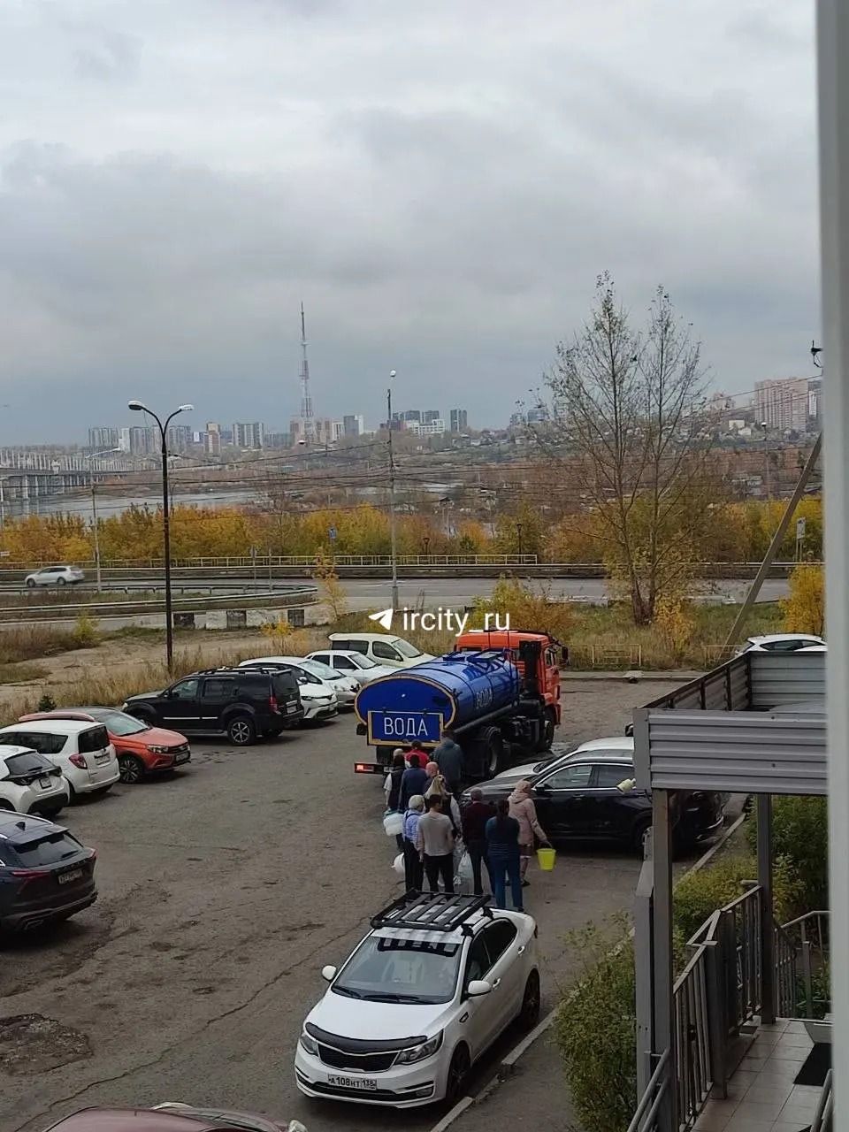 Жителям ЖК «Сигма» организован подвоз питьевой воды; восстановление водоснабжения ожидается после 20:00.