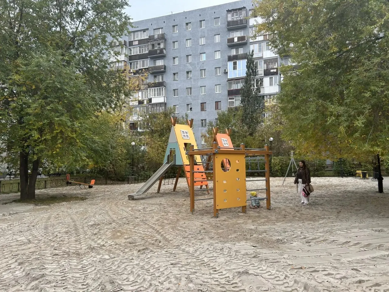 После планового обследования демонтировали старый детский комплекс; на площадке устанавливают новое оборудование и обновят покрытие.