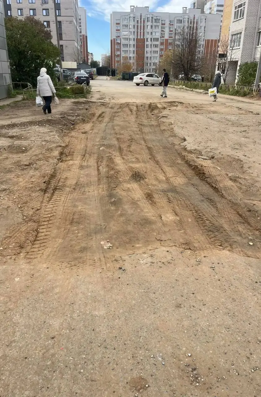 После работ по замене трубопровода дорогу в центре города не восстановили; жители жалуются на грязь и риск травм, особенно для детей, пожилых и людей с ограниченными возможностями.