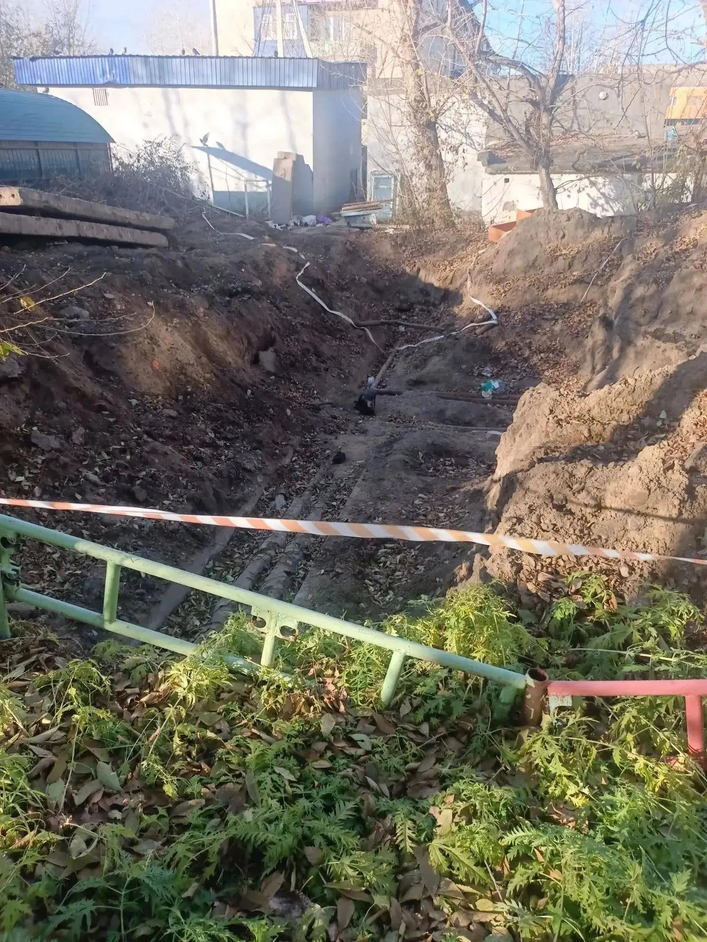 Жильцы требуют скорейшего завершения работ по замене изношенной части сети, чтобы не остаться без горячей воды и отопления зимой.