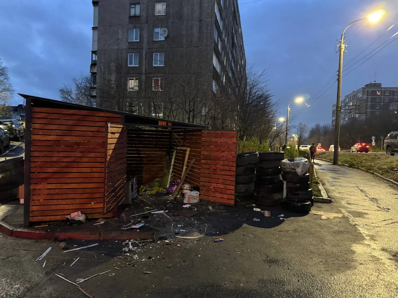 Новые мусорные площадки введены в городе, но изменения сопровождаются неудобствами: необычное размещение контейнеров и необходимость повторных обращений для вывоза крупногабаритного мусора.