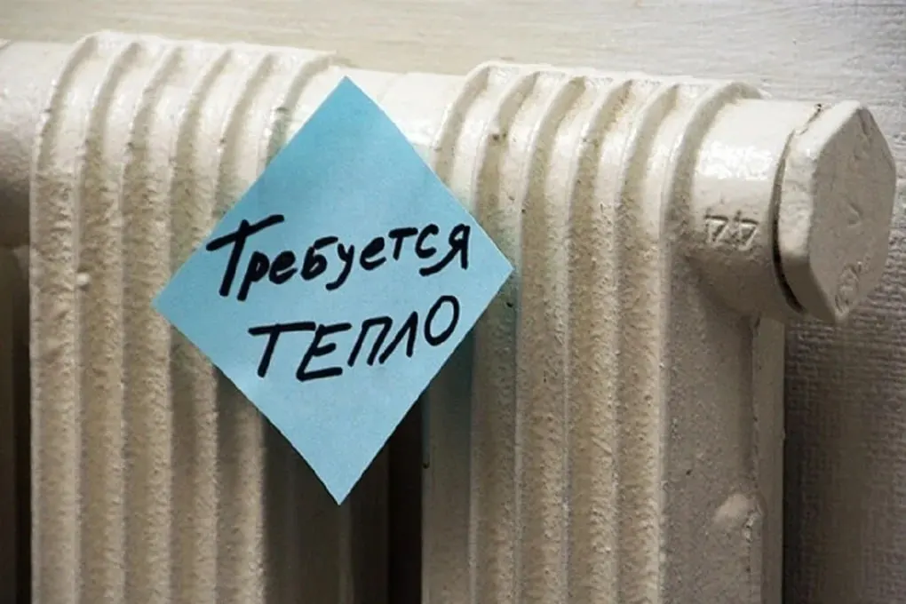 Многоквартирный дом остаётся без отопления и горячей воды. Температура в квартирах падает, жильцы требуют разъяснений от управляющей компании и городских служб.