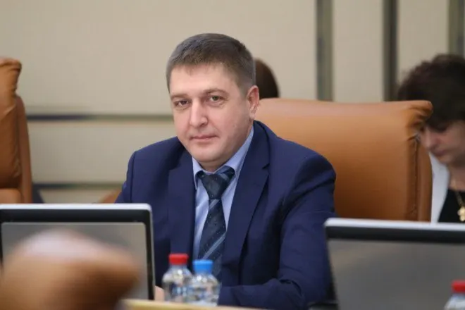 Жители элитного коттеджного посёлка требуют проверки законности работ над дорогой к участку зампреда краевого города.