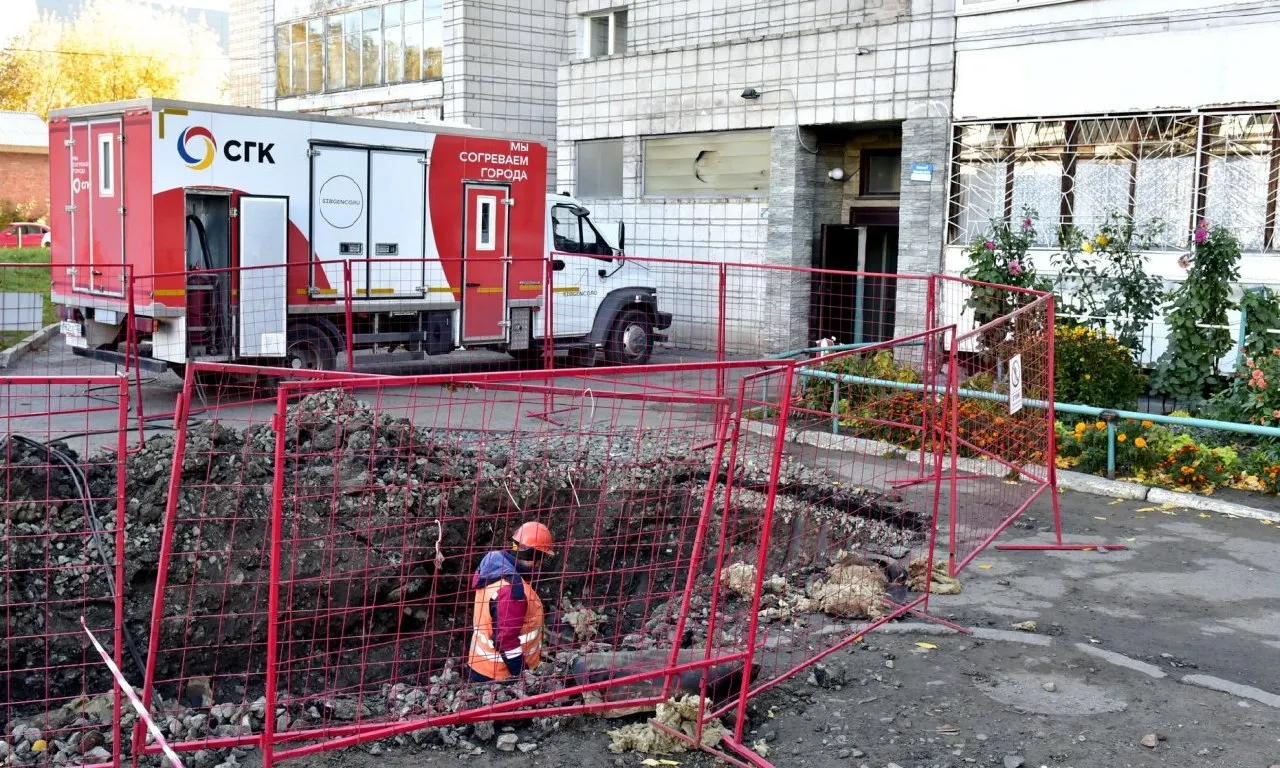 В Барнауле тепло подано во все детские сады, школы и больницы, а 98% жилых домов подключены к отоплению; работа по ликвидации аварий и обновлению тепловых сетей продолжается.