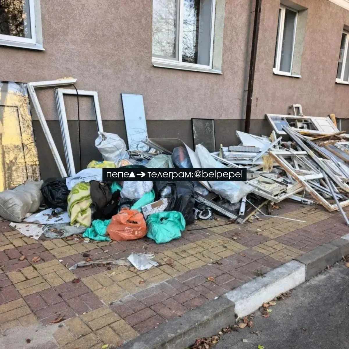 Жители дома по проспекту Богдана Хмельницкого жалуются на мусор во дворе, остающийся после замены остекления; администрация обещала разобраться и убрать свалку до конца недели.
