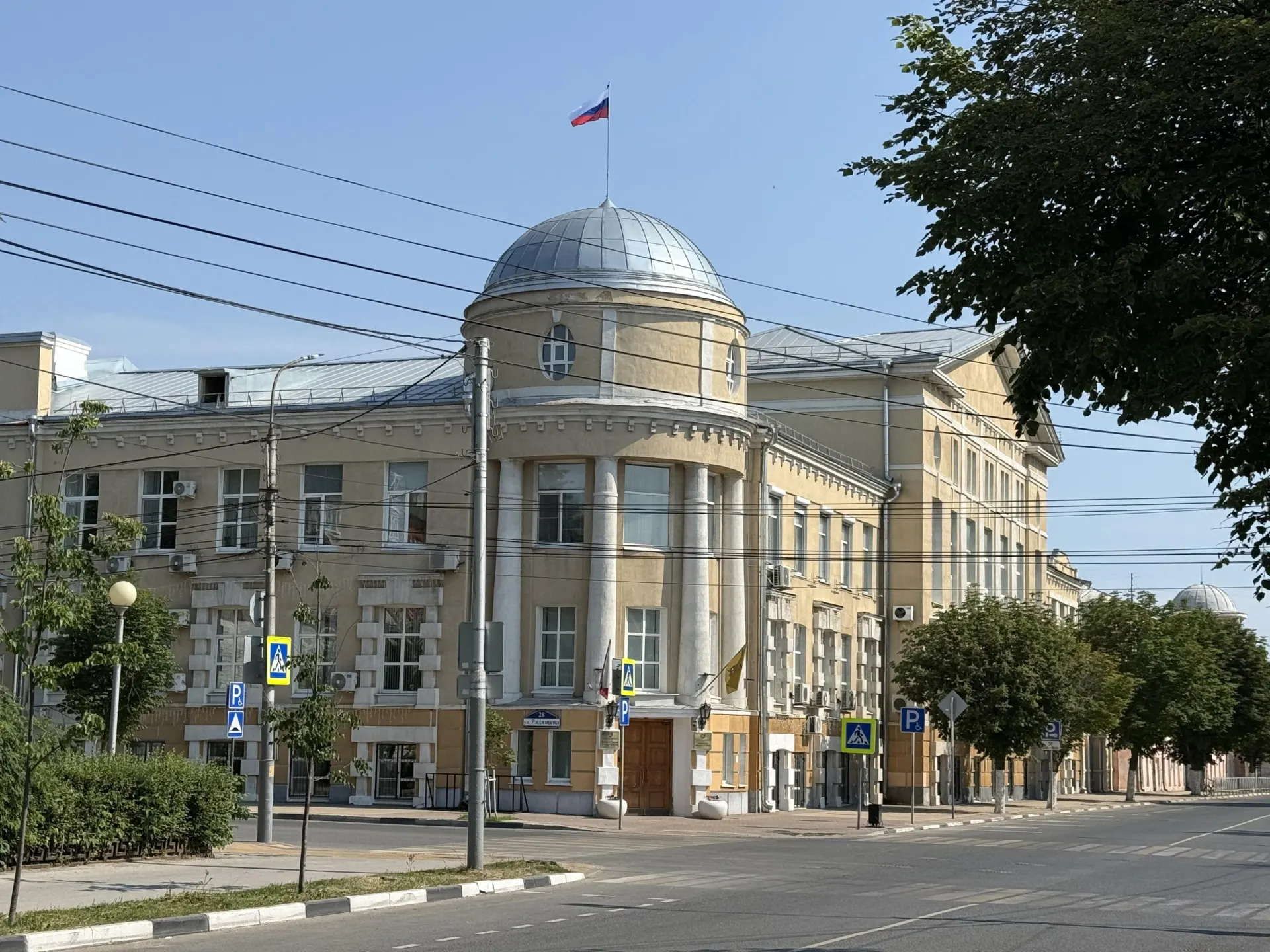 Горожанка рассказала о проблемах с чистотой, вырубкой деревьев и давлением за критику властей; она заявила, что останется в городе.
