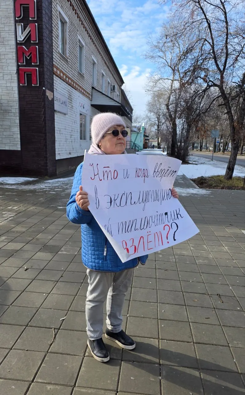 Из-за отказа запустить счётчик отопления женщина переплачивает за потребление вдвое. Обращения в суды и к властям не дали результата; планирует обратиться в Верховный суд.