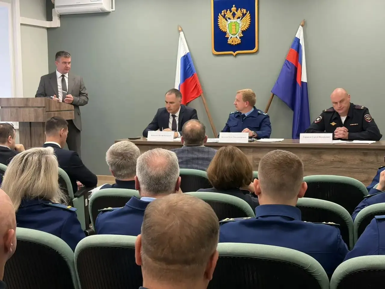 Прокуратура обсудила вопросы содержания улично-дорожной сети в осенне-зимний период; приняты меры для недопущения нарушений закона и повышения безопасности на дорогах.