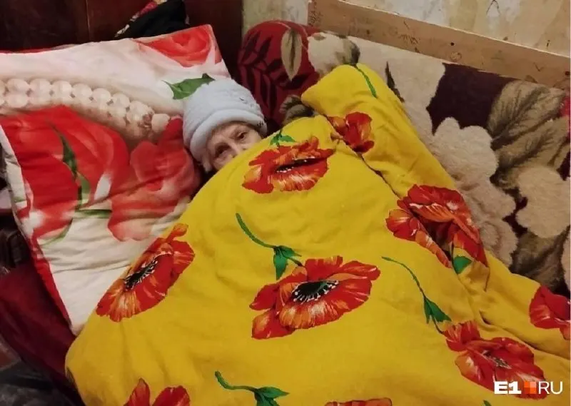 Двухэтажный дом остаётся без тепла: пенсионеры спят в тёплой одежде, пока УК ищет решение проблемы и ресурсники должны устранить неполадки.