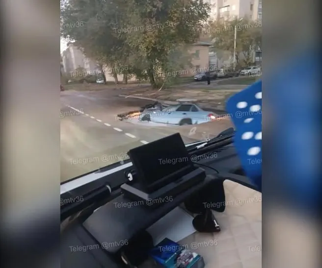 Из-за аварии на водопроводной линии жители Левобережного района временно останутся без холодной воды; ремонтные работы начаты, подача воды ограничена.