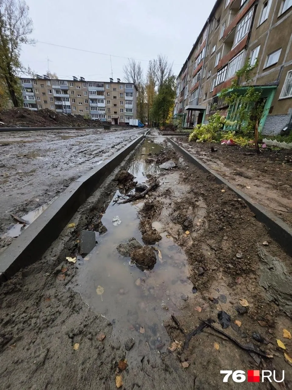 После раскопок двор остался без бордюров и с большим количеством грязи; власти принесли извинения и заявили, что работы продолжатся, планируют завершение ремонта к концу октября.
