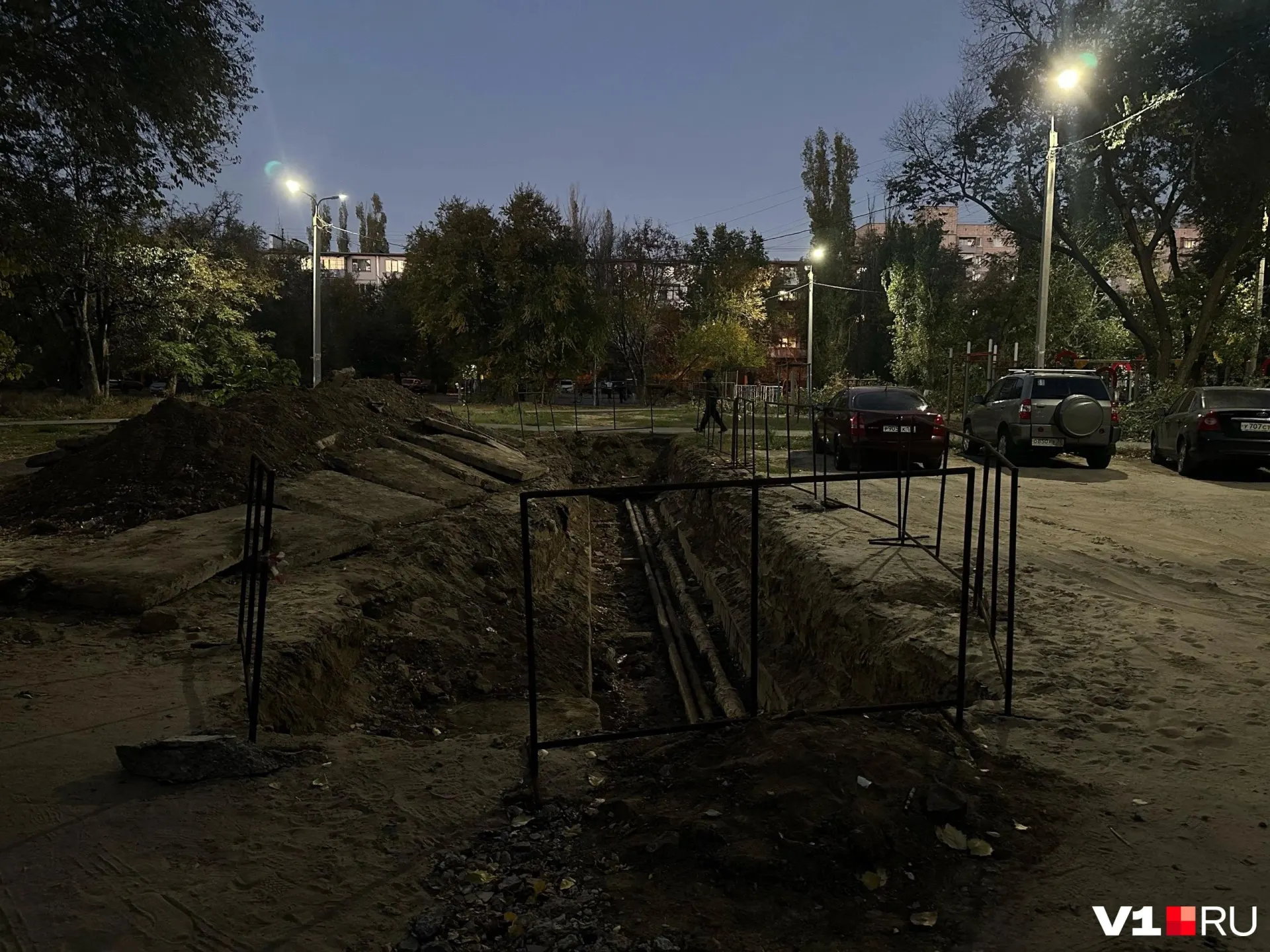 Две недели открытая траншея возле дома в Тракторозаводском районе тревожит местных жителей: ограждение отсутствует, дети рискуют упасть; работы по замене труб выполнены и обещано скорое закапывание.