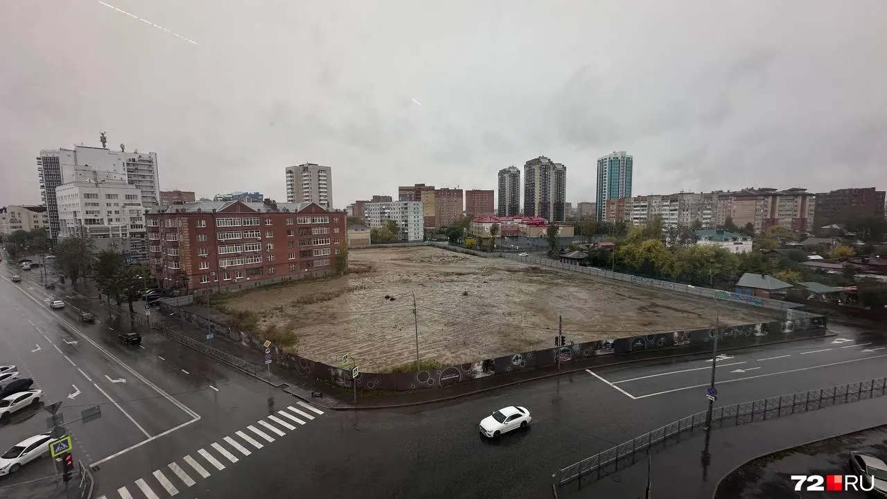 Планируемый сквер на месте долгостроя предусматривает поэтапное благоустройство стоимостью 400 млн рублей; сроки зависят от финансирования.
