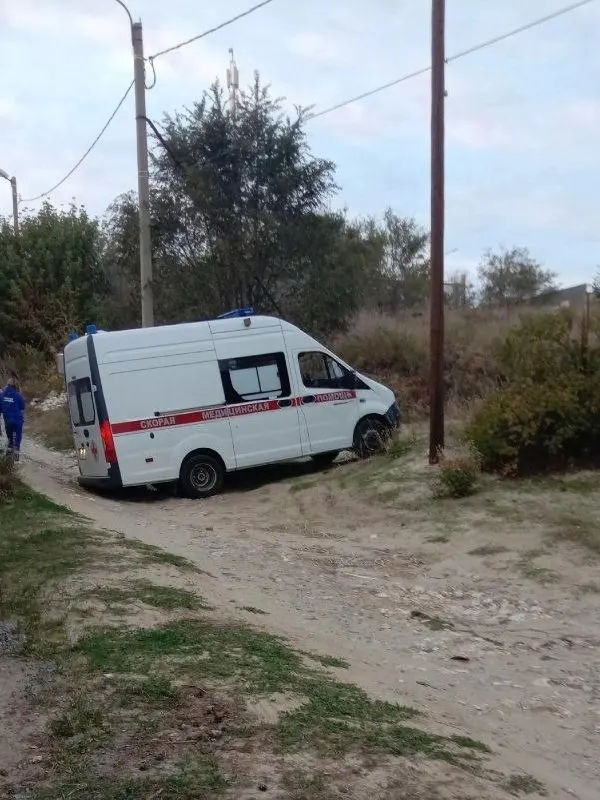 По данным очевидцев, автомобиль скорой помощи застрял в выбоине на улице Заводской; спасение машины осуществлялось силами местных жителей с использованием троса и другой машины.
